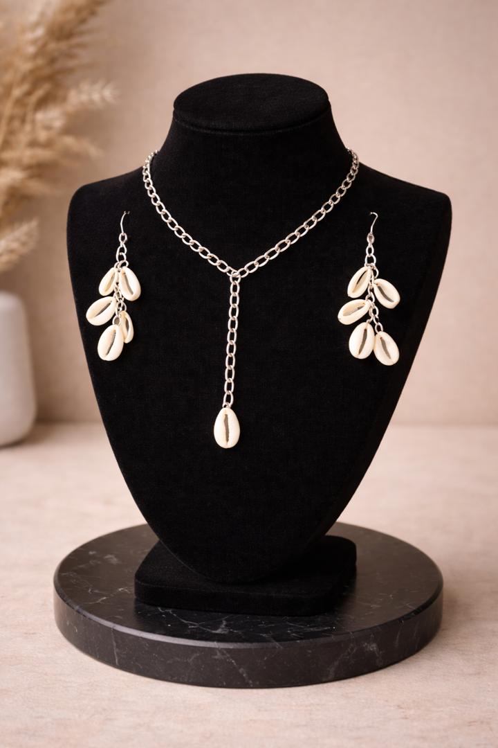 Parure en cauris artificiels